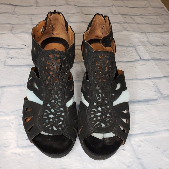 Earthies size 6 - Picture 2 of 5